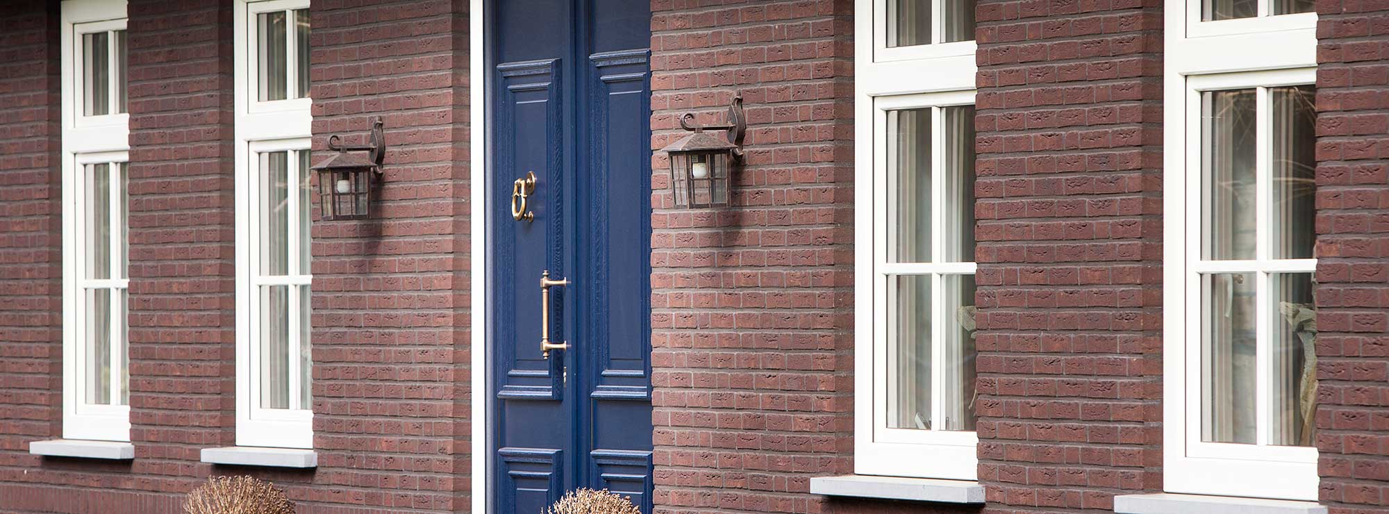 Klassieke kunststof voordeur in stijlvol diepblauw.