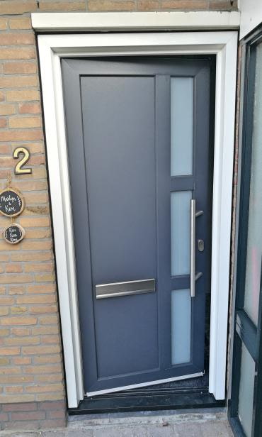 Kunststof voordeur met brievenbus in paneel en matglas voor privacy. 