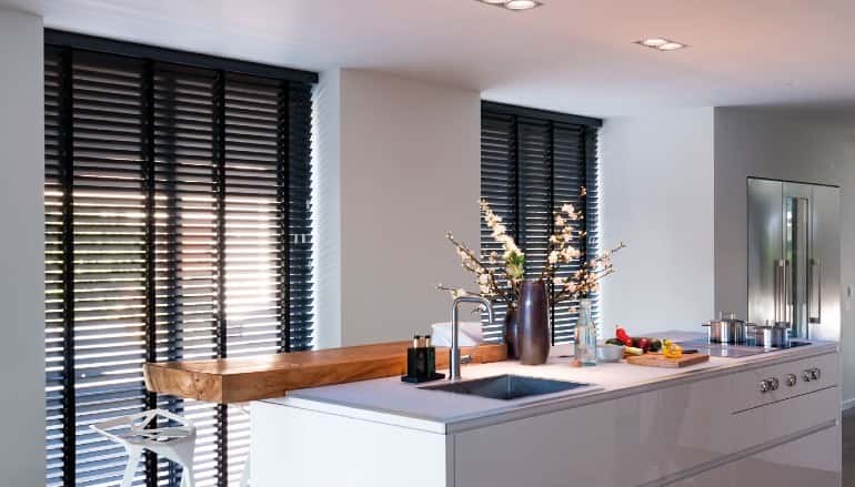 Moderne keuken met brede houten Verano jaloezieën in stijlvol zwart
