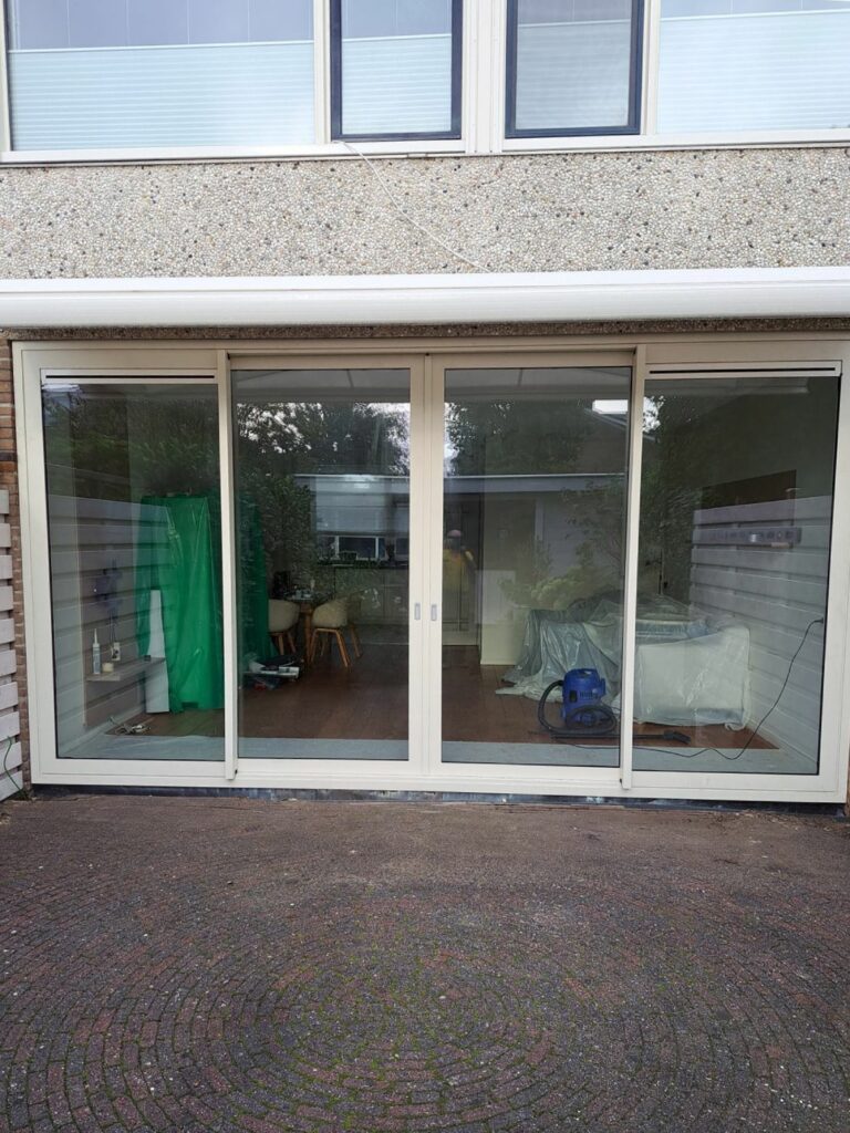 Dubbele aluminium schuifpui (ook weer met smalle tussenstijl) inclusief ventilatieroosters.