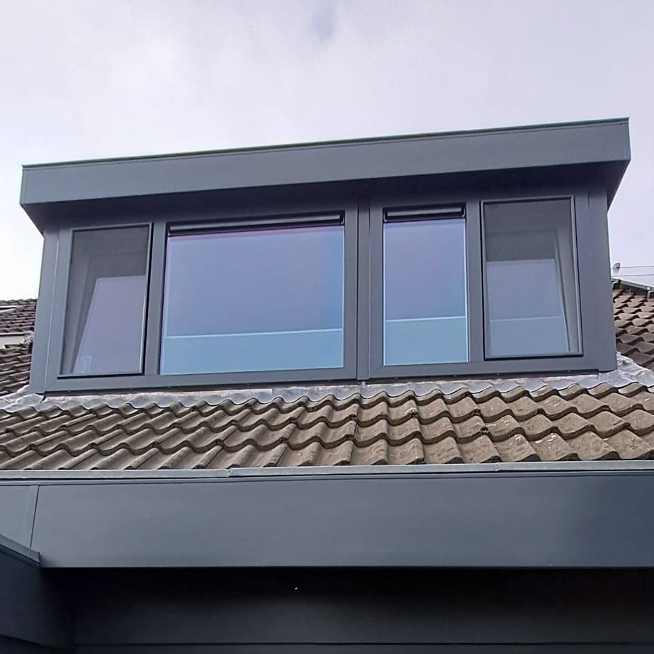 Dakkapel renovatie : nieuwe kunststof kozijnen, boeidelen en rabat in antraciet. Inclusief bijpassende ventilatieroosters en inzethorren. Geïnstalleerd in Hoofddorp.