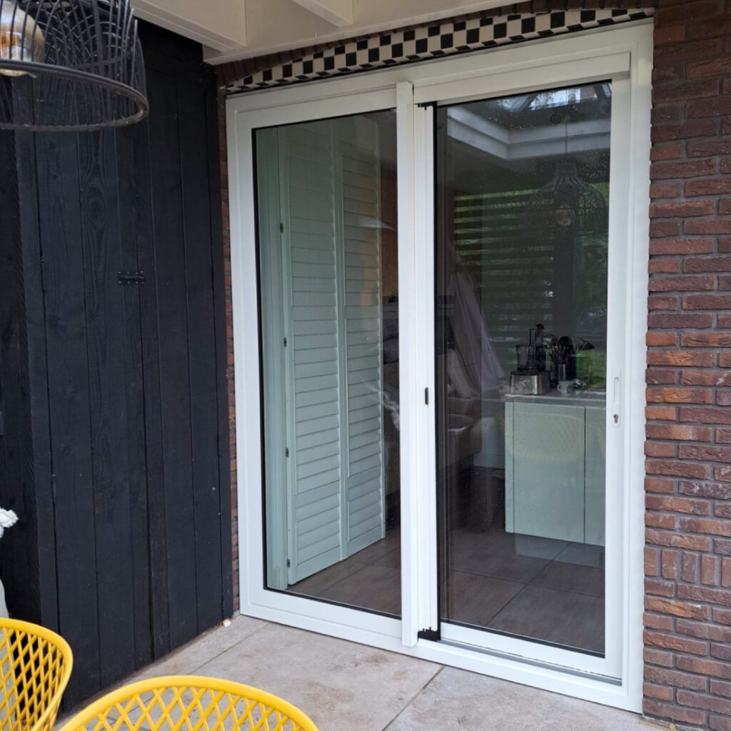 Zelfde woning, eveneens een Mondana aluminium schuifpui met plisse hordeur.