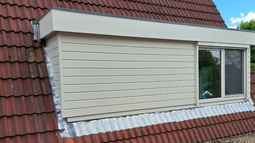 Dakkapelrenovatie in Hoofddorp: kunststof dakkapel met kunststof rabat en kunststof boeidelen.
