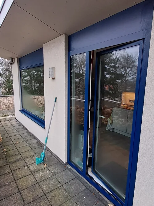 Aluminium kozijnen van Mondana met aluminium deur, triple glas en nieuwe boeidelen.