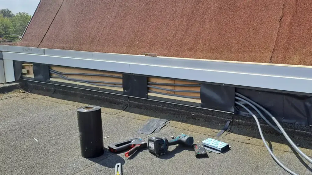 Boeidelen vervangen kunststof in Noordwijkerhout. Voor-foto: de kabels van de zonnepanelen integreren.