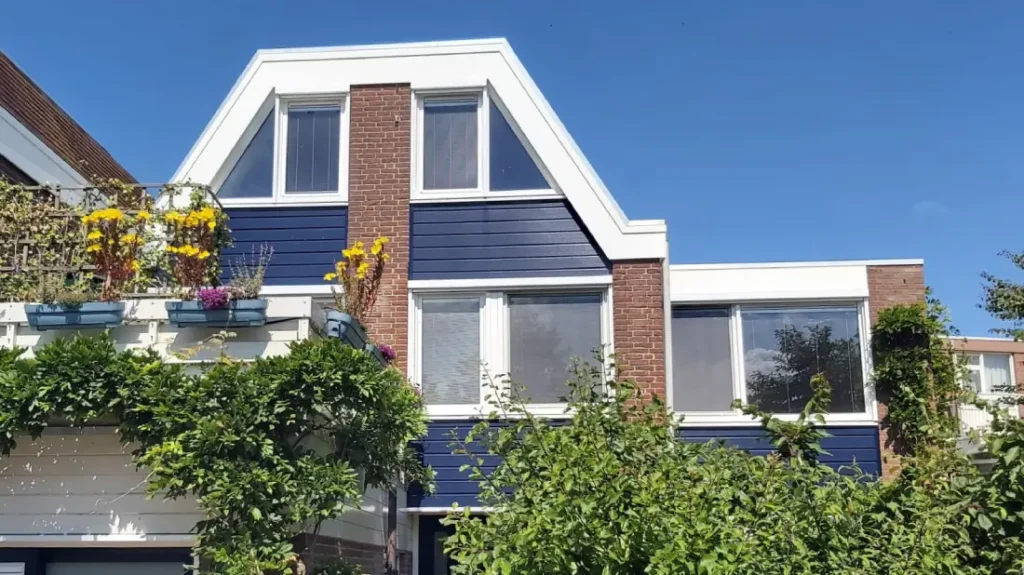 Kunststof gevelbekleding vervangen door de monteurs van Ambra. Blauwe kunststof gevelbekleding: rabat, boeidelen en kozijnen.