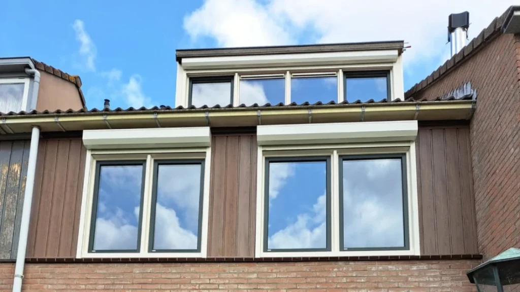 Kunststof gevelbekleding laten plaatsen door Ambra: kunststof rabat met houtlook, geplaatst in Sassenheim.