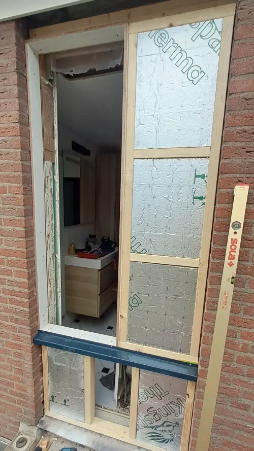 Gevelbekleding vervangen: Mondana aluminium kozijnen in zwartgrijs (RAL 7021). Keralit rabat en ventilatierooster in dezelfde kleur. Werk in uitvoering.